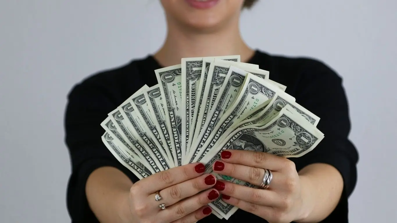 Conheça as top10 diferenças de como ricos e pobres usam o dinheiro.